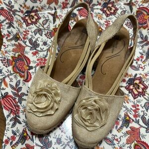 White Mountain tan platform espadrilles in good used condition - Size 8 1/2